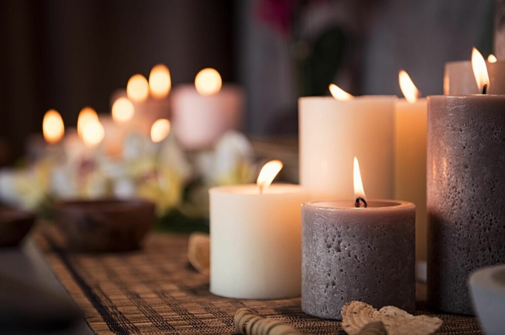 candele con foglie di eucalipto e fiori secchi su una pila di libri bianchi  3221123 Stock Photo su Vecteezy